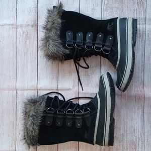 Sorel Joan Of Arctic lace up boots. Woman's 8. Black Quarry.